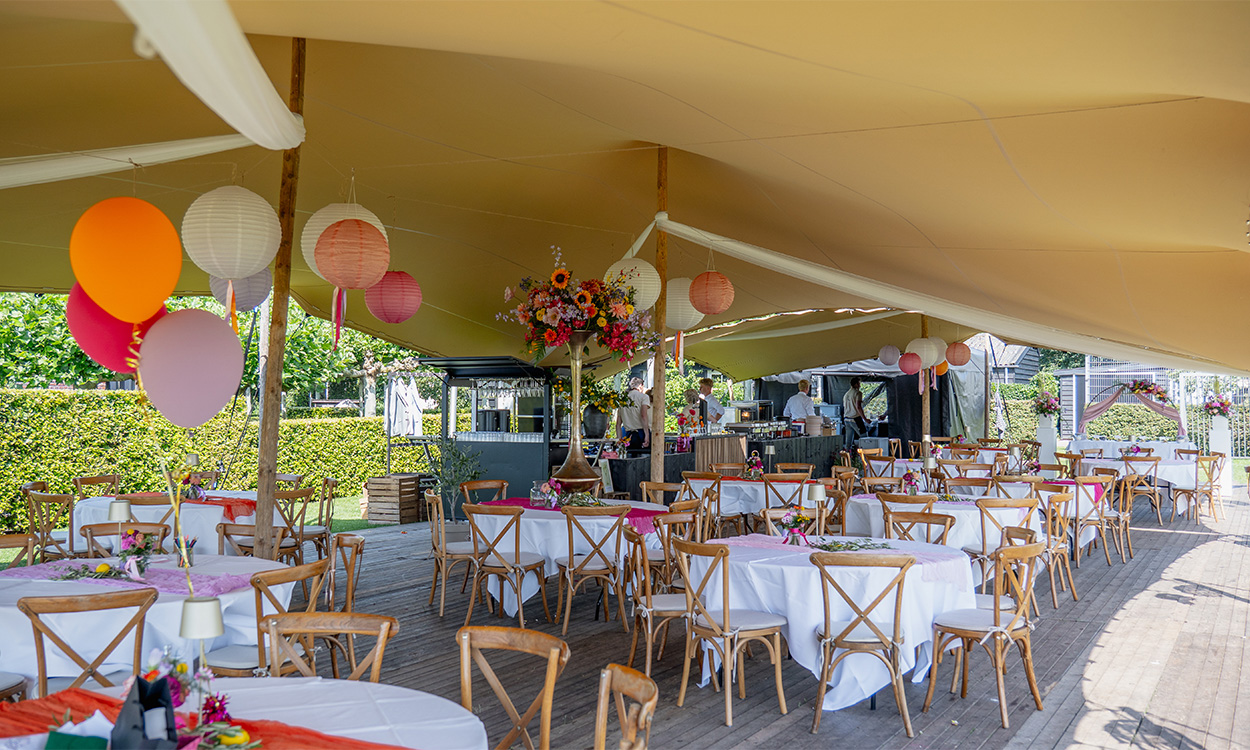 Overdekt event ingericht met meubilair, linnen en bar van PartyHuren